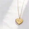 Collar Colgante de Caja de Fotos Magnética con Forma de Corazón de Acero Inoxidable de Nueva Moda Transfronterizo con Cadena para Clavícula con Patrón de Ondas de Agua Abrible para Mujer