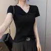 Camiseta de mujer de alta gama coreana, cuello en V, manga corta, diseño de verano puro y seductor con torsión, corte ajustado, top favorecedor