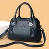 Venta al por mayor transfronteriza de bolsos nuevos para mujer de comercio exterior, estilo retro europeo y americano, bolsos de hombro y bandoleras de moda para madres de mediana edad y mayores.