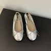 Zapatos planos estilo coreano con lazo zapatos de una sola pieza zapatos de boca poco profunda nuevo estilo 2026 zapatos de rollo de huevo suela blanda zapatos de mujer zapatos de abuela