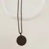 Colgante de Acero de Titanio Grabado Europeo y Americano Colgante Redondo Geométrico de Acero Inoxidable Espejo Joyería Simple Unisex Venta al por Mayor en Stock