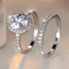 Rongxing Conjunto de Anéis Oval de Duas Peças Cravejado Cruzado Pedra Principal com Garras Borda Circundante Anel com Pedras Laterais Densamente Cravejadas Estilo Versátil