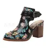 Sandalias de mujer Juyuan en stock, nuevo estilo europeo y americano, con bordado y remaches, talla grande, tacón grueso, sandalias de mujer con hebilla de tacón alto de comercio exterior