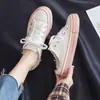 Liquidação 2025 Primavera/Verão Novos Tênis Brancos Versáteis para Mulheres Estilo Coreano Sapatos Casuais Estudante Moderno Flat Couro Sapatos de Treino