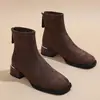 Botas de Cano Curto em Camurça Francesa Femininas Outono Inverno 2026 Novo Estilo Salto Bloco Bico Quadrado Emagrecedoras Botas Martin com Zíper Traseiro Botas de Cano Curto Elásticas Femininas