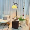 Lámpara de pie con mesita de noche de madera maciza, estilo mid-century integrado, dormitorio de alta gama, sala de estar, mesa auxiliar con estantes y lámpara de mesa