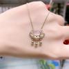 Collar Candado de la Paz Estilo Similar de TikTok Femenino Diseño Nicho Sentido Combinable Candado de Larga Vida Colgante de Campana de Calcedonia Blanca Primera Joyería