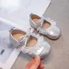 Primeros zapatos para caminar de bebé niña, zapatos pequeños de cuero estilo ballet con encaje de princesa, zapatos de bebé nuevos lindos con suela suave y moño