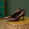 Sapatos de salto agulha bico fino estilo coreano para mulheres, coleção de verão 2026, elegantes e sofisticados, confortáveis para os pés, saltos altos profissionais estilosos de corte baixo