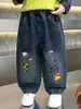 Pantalones de Peluche para Niños Otoño Invierno 2026 Nuevos Elegantes para Niños Pequeños Monopieza de Peluche Estampado de Dibujos Animados Jeans Ropa de Invierno