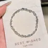 Pulseira de cubo de açúcar com diamantes frescos e brilhantes de alto valor, luxo leve, nicho requintado, legal e elegante, joia de alta qualidade para viagens e fotografia