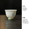 Conjunto de chá de cerâmica pintado à mão com underglaze, com motivos de borboleta e flor, incluindo um gaiwan, bule, xícara de chá, pires, porta-copo e copo de água
