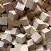 Atacado de Fábrica Pedaços Quadrados Pequenos de Pinus Peças de Madeira DIY Peças de Letras em Branco Blocos de Construção Materiais Artesanais Artesanato em Madeira