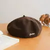 Boina de lana simple bordada con letras estilo coreano para mujer, sombrero de calabaza retro otoño/invierno, sombrero octogonal versátil, sombrero de pintor