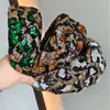 Sensação Luxuosa e de Alto Padrão, Tiara Colorida Trançada com Lantejoulas, Acessório Elaborado para Banquete e Passarela, Tiara Larga