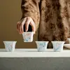 Taza Maestra de Cerámica Azul y Blanca Estilo Chino, Juego de Té Kung Fu para Uso Doméstico, con Diseños de Ciruelo, Orquídea, Bambú y Crisantemo, Taza de Té Cuadrada, Taza Individual