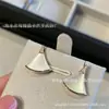 Brincos de Saia Baojia Versão Alta Dourado V Cornalina Concha Branca Formato de Leque Acessível Luxo Brincos de Moda de Alta Qualidade para Mulheres