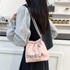 Bolso Cubo Bordado con Diamantes Nuevo Verano 2025 para Mujer con Letras Plisado para el Trabajo Bolso Cruzado de Hombro con Cadena