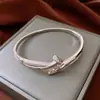 Pulseira com Fivela Oval de Diamante Banhada a Ouro Real 18K Pulseira Estilo Palácio Retrô Luxo Acessível Joias de Alta Qualidade para Mulheres
