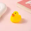 Pata com três patinhos para brincar na água, brinquedo de banho que faz barulho de guincho, patinho amarelo pequeno em uma sacola de rede, brinquedo de PVC, patos grandes e pequenos