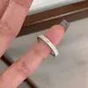 Anillo de circonita de acero de titanio estrellado súper brillante para mujer, diseño de nicho de lujo ligero, anillo con sentido de alta gama que no se desvanece, anillo de cola para novias