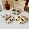 Sapatos de Princesa Novos para Meninas Verão 2026 Estilo Coreano Sandálias Fechadas na Ponta Tendência Sola Macia Antiderrapante Versáteis da Moda