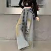 Cortina de encaje para trasero de danza jazz con cinturón a cuadros combinada con jeans, accesorio de cortina para trasero superpuesto con una minifalda y decoración de pañuelo triangular