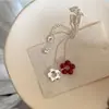 Colar com Pingente de Flor Vermelha Dupla Camada Simples e de Alto Padrão para Mulheres, Luxo Leve, Único, Exquisito e Moderno, Corrente para Clavícula