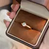 Anel de Diamante Bolha de 1 Quilate de Luxo Leve e Simples cravejado com Oito Corações e Oito Flechas Diamante de Alto Carbono Anel de Diamante Redondo Pequeno e Versátil para Mulheres