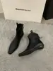 Botas curtas femininas Melard marrons de salto grosso com corte em V finas, 2026 outono e inverno, bico quadrado pequeno, estilosas botas Martin