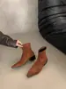 Botas de tornozelo estilo coreano em camurça com bico fino e salto grosso para mulheres, nova coleção outono/inverno 2026, versáteis para o trabalho, afinar a silhueta e estilosas.