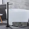 Grifo de bañera de pie, grifo vertical de agua fría y caliente negro tipo columna para bañera exenta, venta al por mayor para casas de huéspedes y proyectos hoteleros