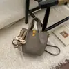 Bolso Cubo Retro para Mujer 2025 Invierno Nuevo Bolso Tote Coreano Simple Gran Capacidad Hombro Único Cruzado Bolso de Moda