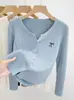 Suéter de punto trenzado de color liso con cuello redondo bordado, cárdigan de punto de una sola fila para mujer otoño/invierno, top de punto de hilo de núcleo