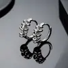 Brincos de Argola Cruzados de Zircônia Transfronteiriços para Homens, Brincos de Argola Lisos, Presilhas de Orelha de Raio, Pingentes de Orelha, Acessórios de Orelha para Mulheres, Amostra de Live do TikTok