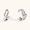 Clip para oreja simple de doble capa con patrón de onda de venta caliente transfronteriza europea y americana, acero inoxidable chapado en oro de 18 quilates, personalidad versátil, hebilla para oreja para mujer