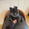 Bolsa Saco de Couro Macio com Cordão, Versátil e Estilosa com Padrão Lichia, Bolsa de Ombro Único Transversal, Bolsa da Sorte da Moda Tendência de Nicho