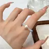 Anillo de Cristal Azul Transparente Perlado con Diseño Elegante para Verano, Banda Elástica Ajustable, Suave y Favorecedor, Anillo Versátil