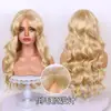 Dolly Parton, la famosa cantante de country estadounidense, usó una peluca larga, rizada y dorada para sus actuaciones.