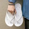 Comercio exterior transfronterizo huecas permeables al agua chanclas de verano para hombre calzado exterior color sólido casual playa baño drenaje de agua zapatos de playa
