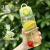 Taza de agua elegante, portátil para niñas, adecuada para el verano, resistente a caídas, hecha de plástico de grado alimenticio, con tapa abatible y pajilla, ideal como regalo para niños y estudiantes