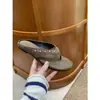 Chuyuji chinelos retro com rebites para mulheres, sandálias de dedo com sola plana para uso externo, sandálias casuais de praia estilo férias