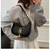 Bolsa Feminina de Verão 2025 Simples e Popular com Letras de Metal Novo Estilo Bonita Elegante Tendência Moda de Mão ou Ombro Meia-Lua