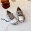 Sapatos de couro infantis 2026 primavera e outono novos versão coreana sapatos de princesa para meninas sapatos casuais de peça única mocassins de sola macia