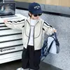Jaqueta com capuz para meninos, novo modelo outono 2026, popular este ano, blusa esportiva de manga longa infantil para bebês