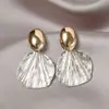 Brincos de Concha com Flor para Mulheres, Luxo Leve, Brincos de Alta Qualidade, Estilo de Nicho, Brincos Elegantes, Brincos de Pérola, Presilhas de Orelha para Mulheres Sem Orelhas Furadas