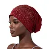 Sombrero de moda transpirable para mujer de primavera y verano con adornos de diamantes de imitación, gorro blanco para cubrir el cabello, sombrero base plisado casual