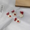 Brincos de Morango Amor Estilo Japonês e Coreano Brincos Femininos Versáteis Clipe de Orelha Simples 2024 Nova Moda Laço Feminino