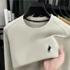 Sudadera DeRong para Hombre Cuello Redondo 2026 Otoño Nueva Moda Casual Versátil Logo de Caballo Bordado Camisa Básica para Hombre