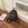 Bolsa feminina estilosa e moderna com textura única, nova coleção 2026, cor sólida simples, mini mochila de viagem casual e fashion
